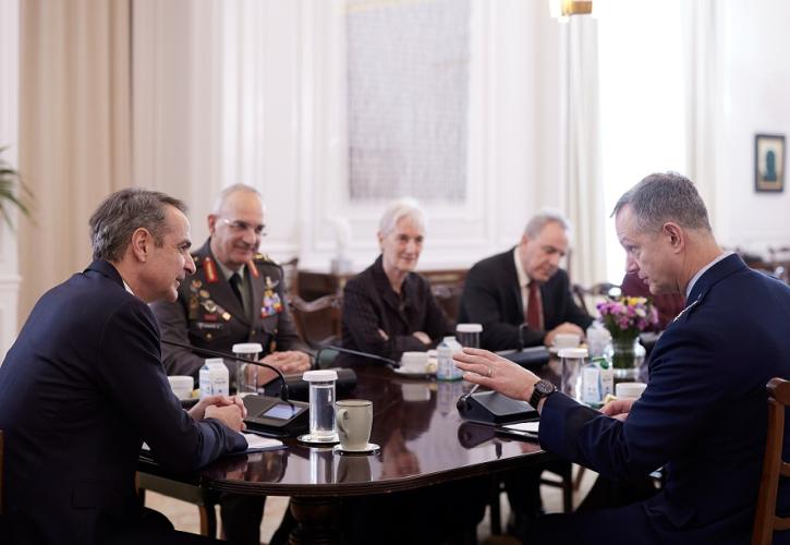 Συνάντηση Μητσοτάκη με τον ανώτατο διοικητή του ΝΑΤΟ στην Ευρώπη