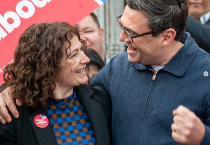 Ενδιάμεσες εκλογές στη Βρετανία: Οι Εργατικοί χάνουν το Μάντσεστερ - Ελληνίδα από την Άρτα στη «μάχη»