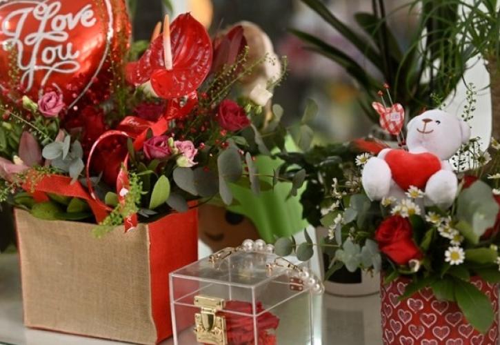 Λιανεμπόριο, εστίαση και τουρισμός στη «μάχη» της πιο ερωτικής γιορτής του χρόνου