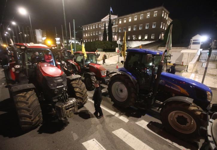Αγρότες: Ξενύχτι στο Σύνταγμα με 44 τρακτέρ - Αποχωρούν το μεσημέρι