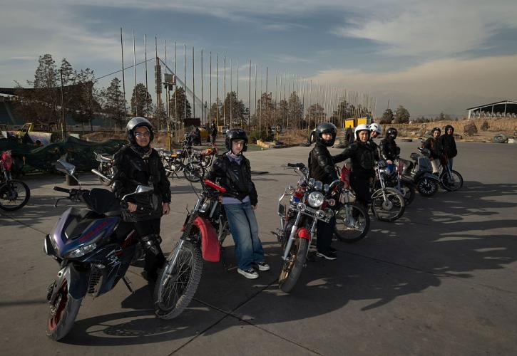 Ιράν: Οι αρχές επιτρέπουν πλέον επισήμως στις γυναίκες να οδηγούν δίκυκλα