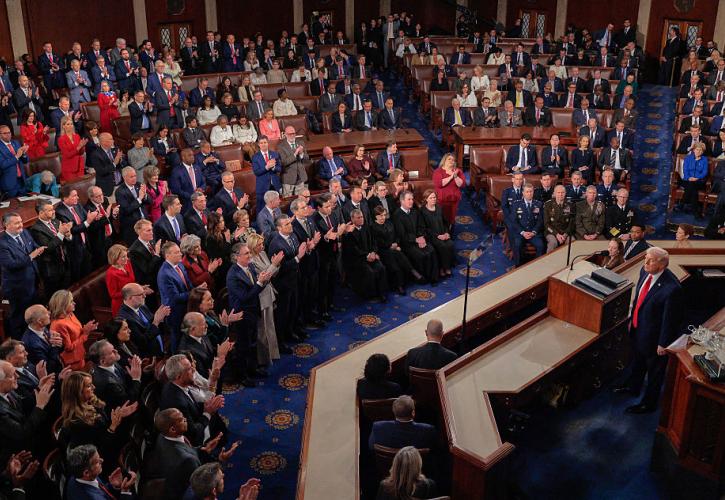 Τραμπ: Θριαμβολογία για την οικονομία, σιωπές για τα δύσκολα και «μάχη» για τις εντυπώσεις