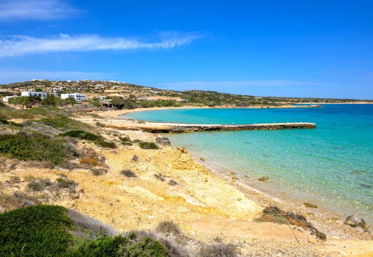 «Φρένο» από ΥΠΕΘΟ σε νέες καντίνες και ξαπλώστρες στα Κουφονήσια