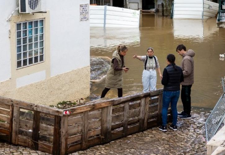 Πορτογαλία: Ένας πυροσβέστης νεκρός από τις πλημμύρες