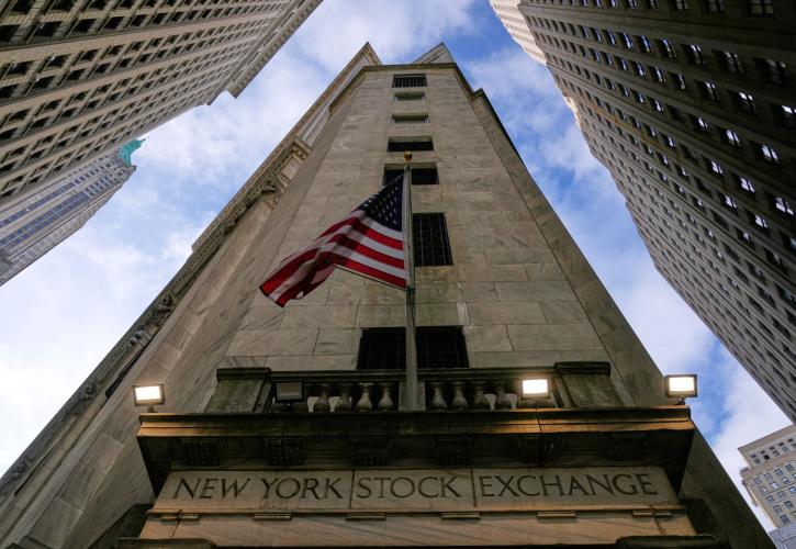 Wall Street: AI και θρίλερ δασμών έφεραν τη χειρότερη ημέρα του Dow Jones εδώ και 1 μήνα