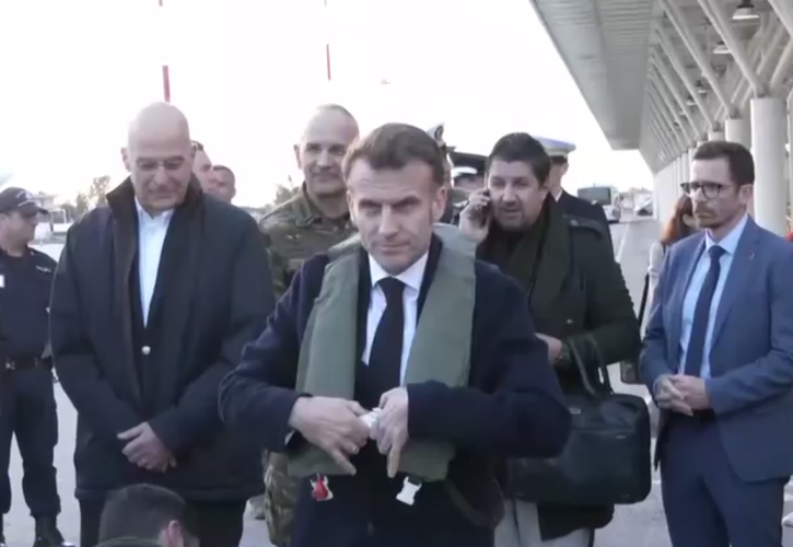 Στη Σούδα ο Μακρόν: Τον υποδέχθηκε ο Δένδιας