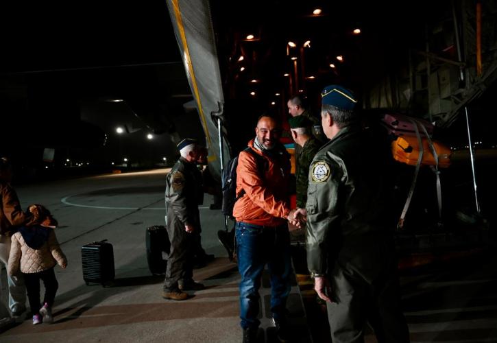 Έφθασαν με C-130, στο στρατιωτικό αεροδρόμιο της Ελευσίνας, οι 91 Έλληνες που είχαν εγκλωβιστεί στο Άμπου Ντάμπι