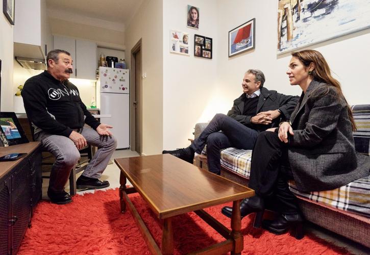 Επίσκεψη Μητσοτάκη σε 63χρονο ωφελούμενο κοινωνικής κατοικίας στη Θεσσαλονίκη