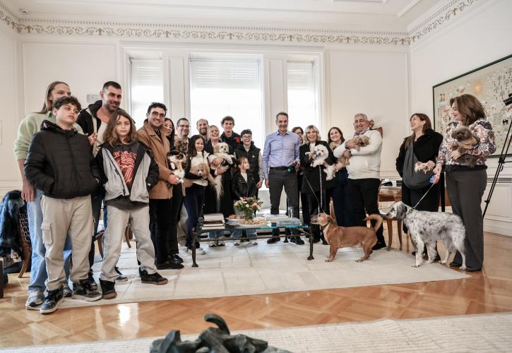 Συνάντηση Μητσοτάκη με Έλληνες που επαναπατρίστηκαν με τα κατοικίδιά τους από τον Κόλπο