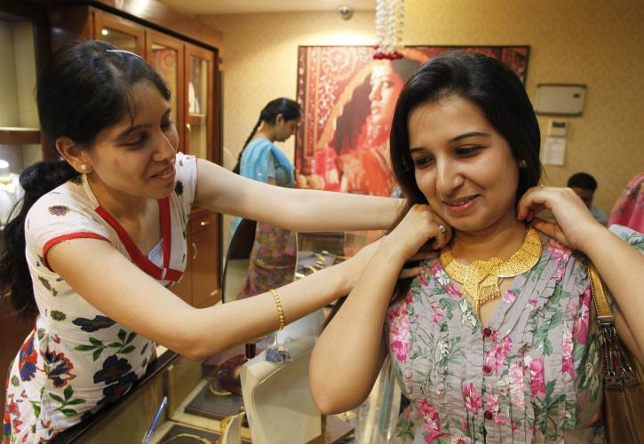 Οι Ινδοί βγάζουν τον άφθονο χρυσό από τα σεντούκια τους