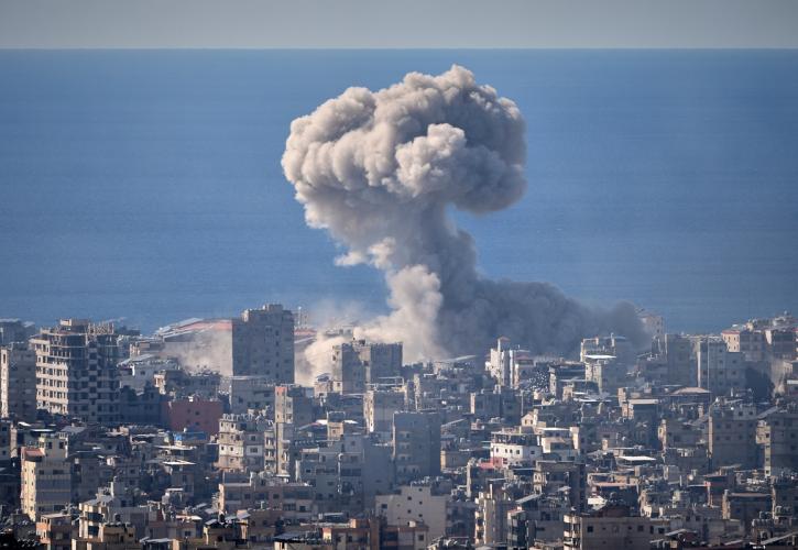 Το Ιράν συνεχίζει τα πλήγματα - Ο Τραμπ απειλεί αλλά μπορεί και να τερματίσει τον πόλεμο χωρίς το Ορμούζ