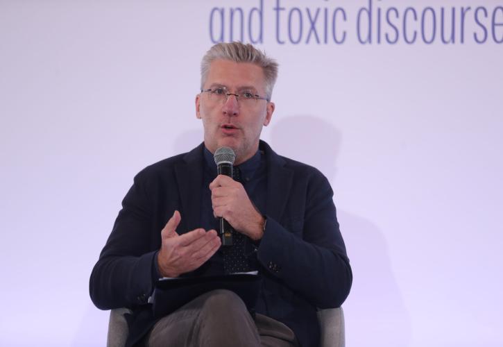 Σκέρτσος: Σεβόμαστε την ελευθερία της έκφρασης - Το ψέμα «τρέχει» πολύ πιο γρήγορα διαχρονικά