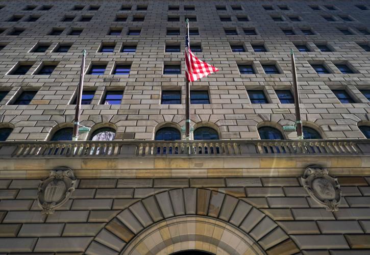 Πάτησε πάλι το «φρένο» στα επιτόκια η Fed: Αβέβαιες οι επιπτώσεις από Μ. Ανατολή - «Νεύμα» για 1 μείωση το 2026