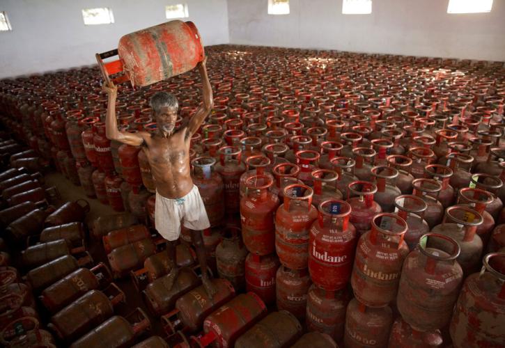 Ινδία: Ξεκίνησαν οι αυξήσεις στις τιμές του υγροποιημένου αερίου πετρελαίου λόγω Μέσης Ανατολής