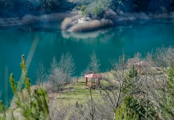 Τέσσερις ελληνικές λίμνες για ανοιξιάτικες αποδράσεις