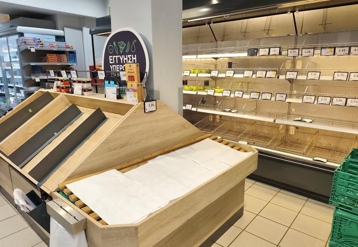 Έβδομη μέρα χωρίς προμήθειες η Λέσβος - Μπλόκο κτηνοτρόφων στο λιμάνι