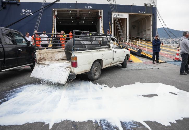 Συγκεντρώσεις κτηνοτρόφων στο λιμάνι Μυτιλήνης - Κατάληψη στον καταπέλτη του ΝΗΣΟΣ ΣΑΜΟΣ