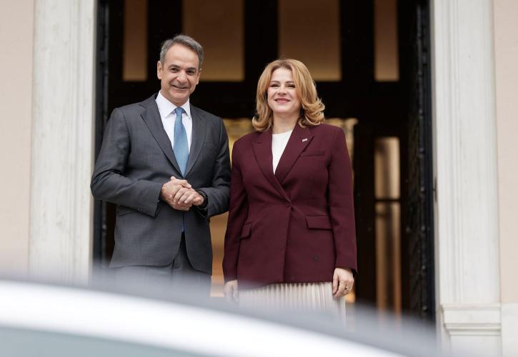 Συνάντηση Μητσοτάκη με την πρωθυπουργό της Λετονίας: «Μία εξαιρετική ευκαιρία να ενισχύσουμε τους δεσμούς μας»