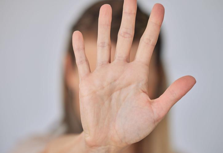 Gen Z: 1 στις 10 νέες γυναίκες βίωσε σεξουαλική παρενόχληση ή συναισθηματική κακοποίηση