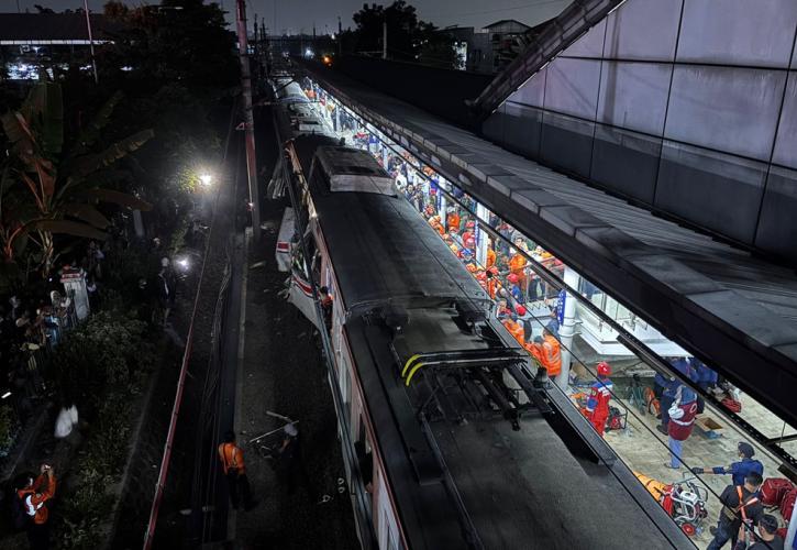 Ινδονησία: Σύγκρουση τρένων σε σιδηροδρομικό σταθμό κοντά στην Τζακάρτα