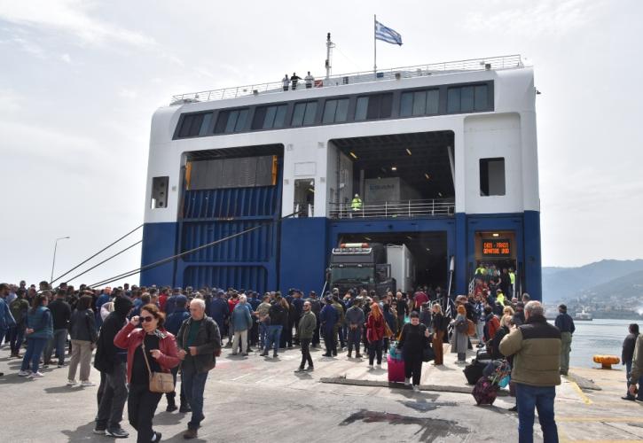 Μυτιλήνη: Κτηνοτρόφοι μπλόκαραν την αποβίβαση φορτηγών από το «Blue Star Patmos»