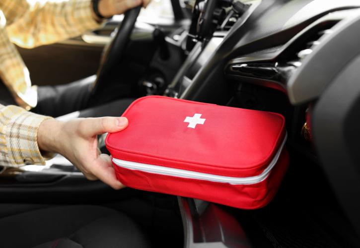 Τα 16 πράγματα που πρέπει να έχουμε στο φαρμακείο του αυτοκινήτου