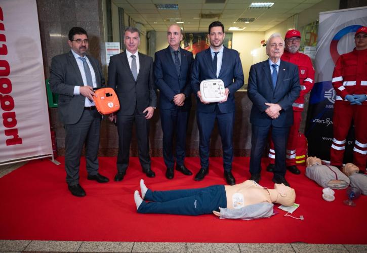 Με απινιδωτές εξοπλίζεται το Μετρό της Αθήνας