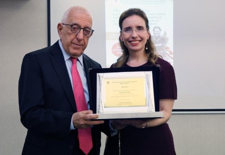 Βράβευση του Ν. Κακλαμάνη από την Ιατρική Σχολή Αθηνών