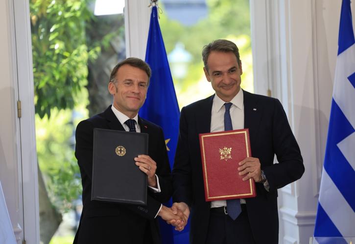 Μητσοτάκης - Μακρόν υπέγραψαν την ελληνογαλλική στρατηγική συμφωνία