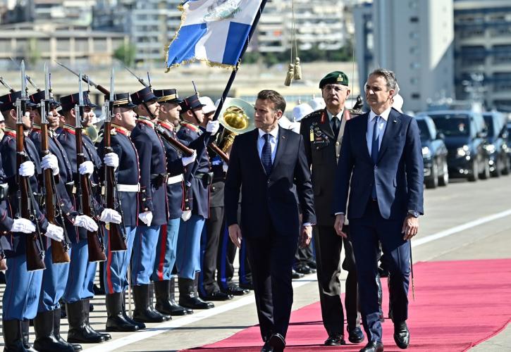 Επίσκεψη Μητσοτάκη - Μακρόν στη φρεγάτα «Κίμων» στον Πειραιά