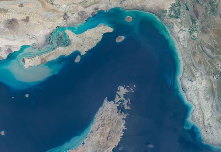 Υπό παράλυση τα Στενά του Ορμούζ: Επιμένουν οι διαφορές ΗΠΑ με Ιράν - Τα 2 «αγκάθια»