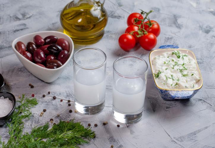 Αλκοολούχα ποτά: Τρίτη χρονιά με εξαγωγές άνω των 100 εκατ. ευρώ - «Βασιλιάς» το ούζο