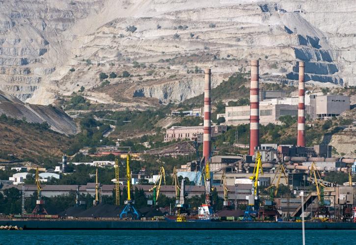 Bloomberg: Στις φλόγες μία από τις πιο κρίσιμες πύλες πετρελαίου της Ρωσίας στη Μαύρη Θάλασσα