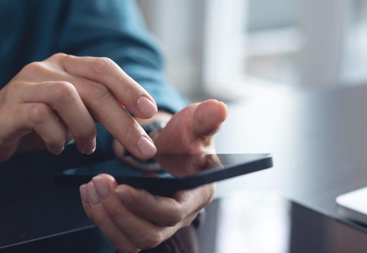 Smartphones: Αλλάζουν τις ισορροπίες στα foldables τα σχέδια της Apple