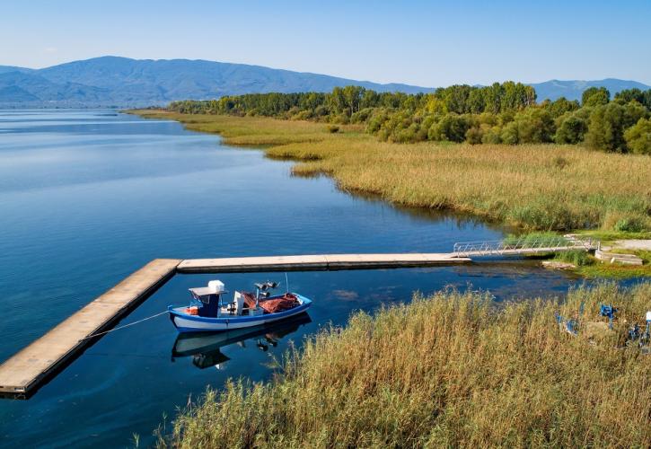 Λίμνη Τριχωνίδα: Απόδραση στη μεγαλύτερη φυσική λίμνη της Ελλάδας