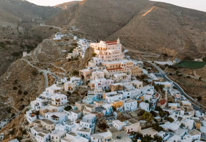 Άνω Σύρος: Βόλτα στον μεσαιωνικό οικισμό με τη μαγευτική θέα