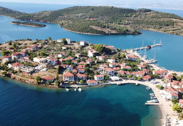 Τριζόνια: Απόδραση στο μοναδικό νησί του Κορινθιακού που κατοικείται