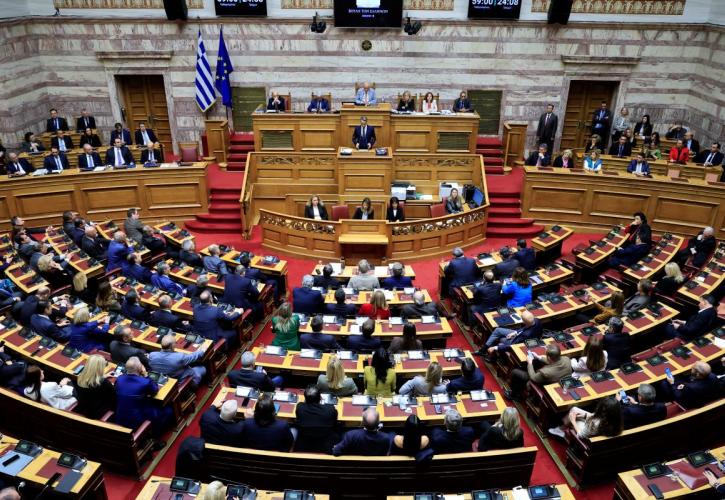 Μετωπική στη Βουλή με ανοιχτά μέτωπα