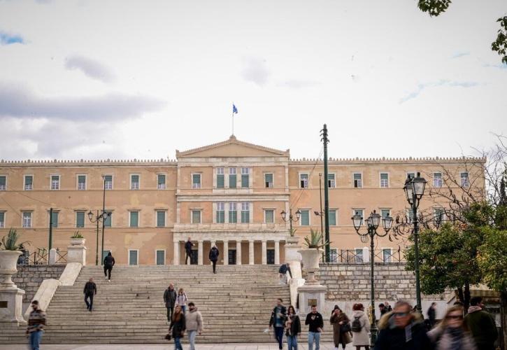 Εφιάλτης στον δρόμο με τις κάλπες - Το ΠΑΣΟΚ και το Πασχαλινό fuel pass - «Μαλλιά κουβάρια» στον ΣΥΡΙΖΑ