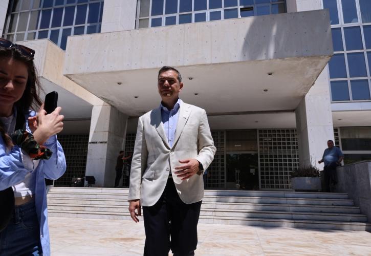 Ο Τσίπρας κατέθεσε στον Άρειο Πάγο την ιδρυτική διακήρυξη της Ελληνικής Αριστερής Συμπαράταξης