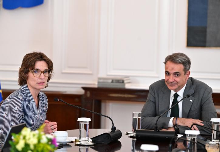 Συνάντηση Μητσοτάκη με την Ευρωπαία επίτροπο Τζέσικα Ρόζγουολ