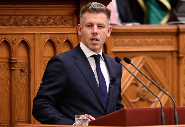 Ο Μαγιάρ επισκέπτεται την Πολωνία και την Αυστρία, πρώτη περιοδεία στο εξωτερικό
