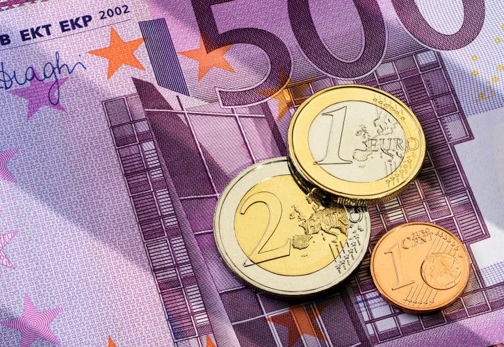 Σενάριο επαναφοράς του 13ου μισθού στο Δημόσιο εξετάζει η κυβέρνηση - «Ζυγίζει» το δημοσιονομικό κόστος