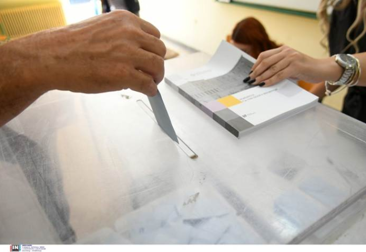 Οι γαλάζιες δημοσκοπικές ανάσες, ο… βιαστικός Φαραντούρης, οι δονήσεις από το Μανιφέστο Τσίπρα