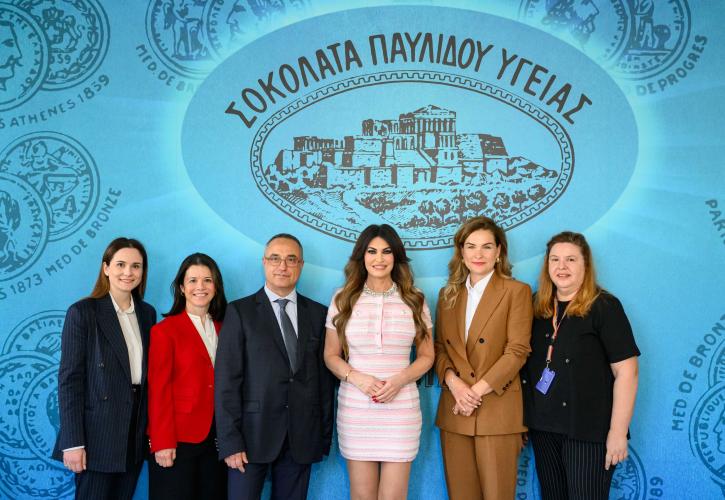 Mondelēz: Το εργοστάσιο σοκολατοποιΐας «Παυλίδη» επισκέφθηκε η Κίμπερλι Γκίλφοϊλ