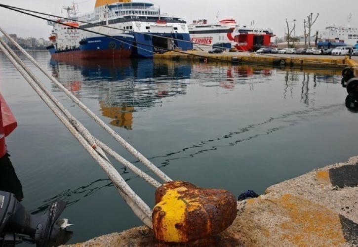 Αυτοκίνητο έπεσε στη θάλασσα στην πύλη Ε2 του Πειραιά – Σώος ο 89χρονος οδηγός