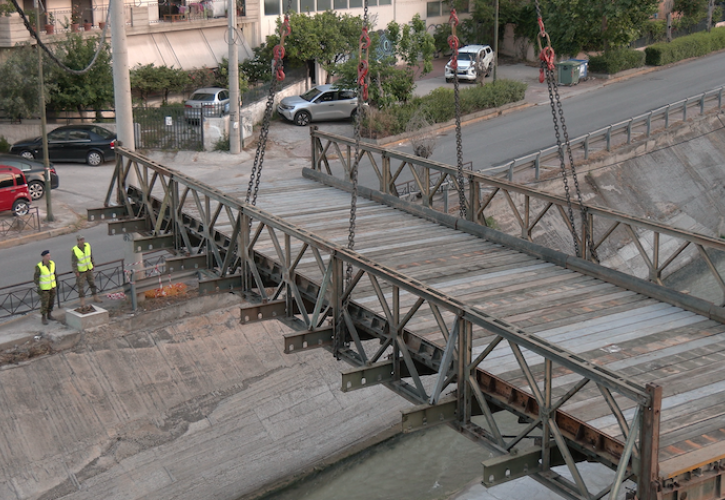 Πώς ο στρατός μέσα σε μία νύχτα έστησε πεζογέφυρα 15 μέτρων στον Κηφισό