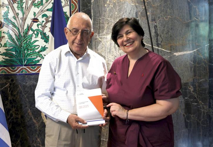 Παραδόθηκε στον Κακλαμάνη η Ετήσια Έκθεση της Εθνικής Επιτροπής για τα Δικαιώματα του Ανθρώπου