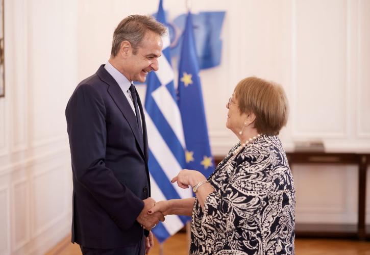 Συνάντηση Μητσοτάκη με την Μπατσελέ, υποψήφια για τη θέση γγ του ΟΗΕ και πρώην πρόεδρο της Χιλής