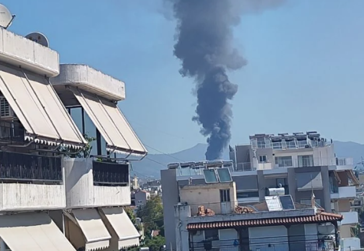 Πολύ βελτιωμένη η εικόνα της πυρκαγιάς στο Μενίδι